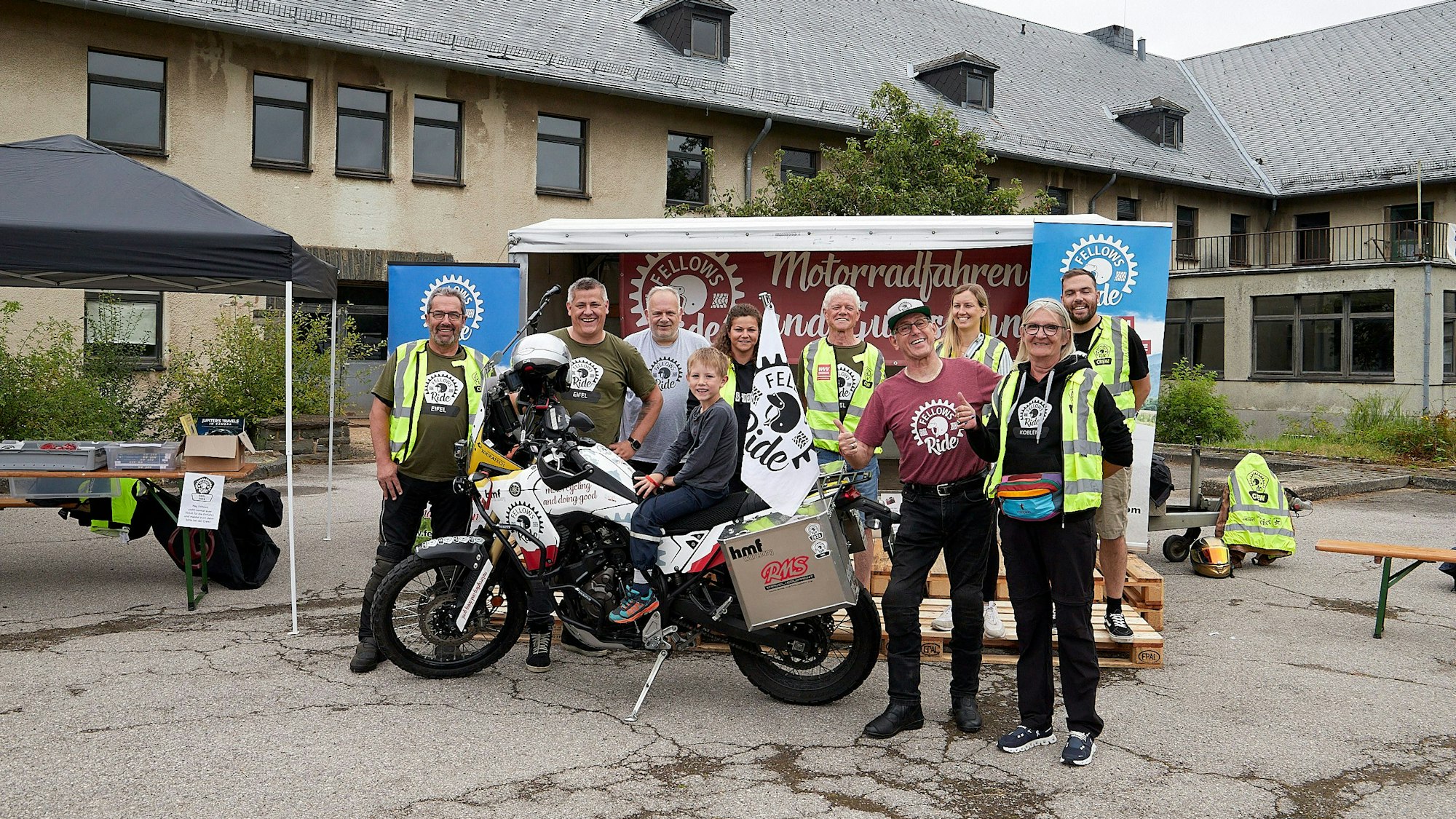 Die Initiatoren stehen vor einem Anhänger.