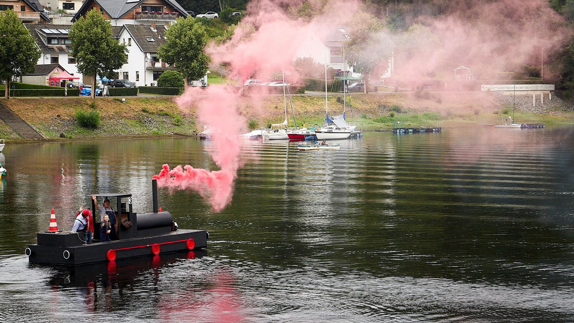 Eine schwimmende und dampfende schwarze „Lokomotive Emma“ war auf dem Rursee unterwegs.