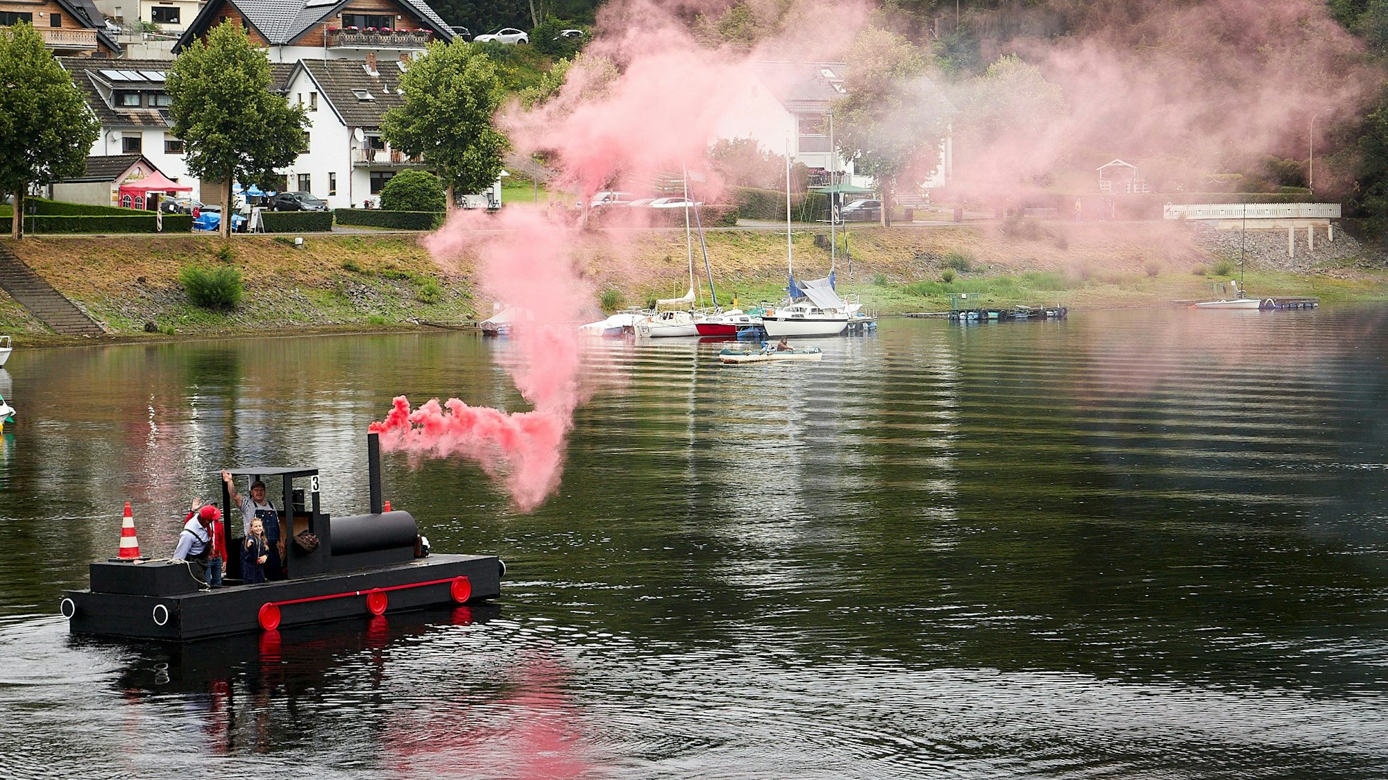 Eine schwimmende und dampfende schwarze „Lokomotive Emma“ war auf dem Rursee unterwegs.