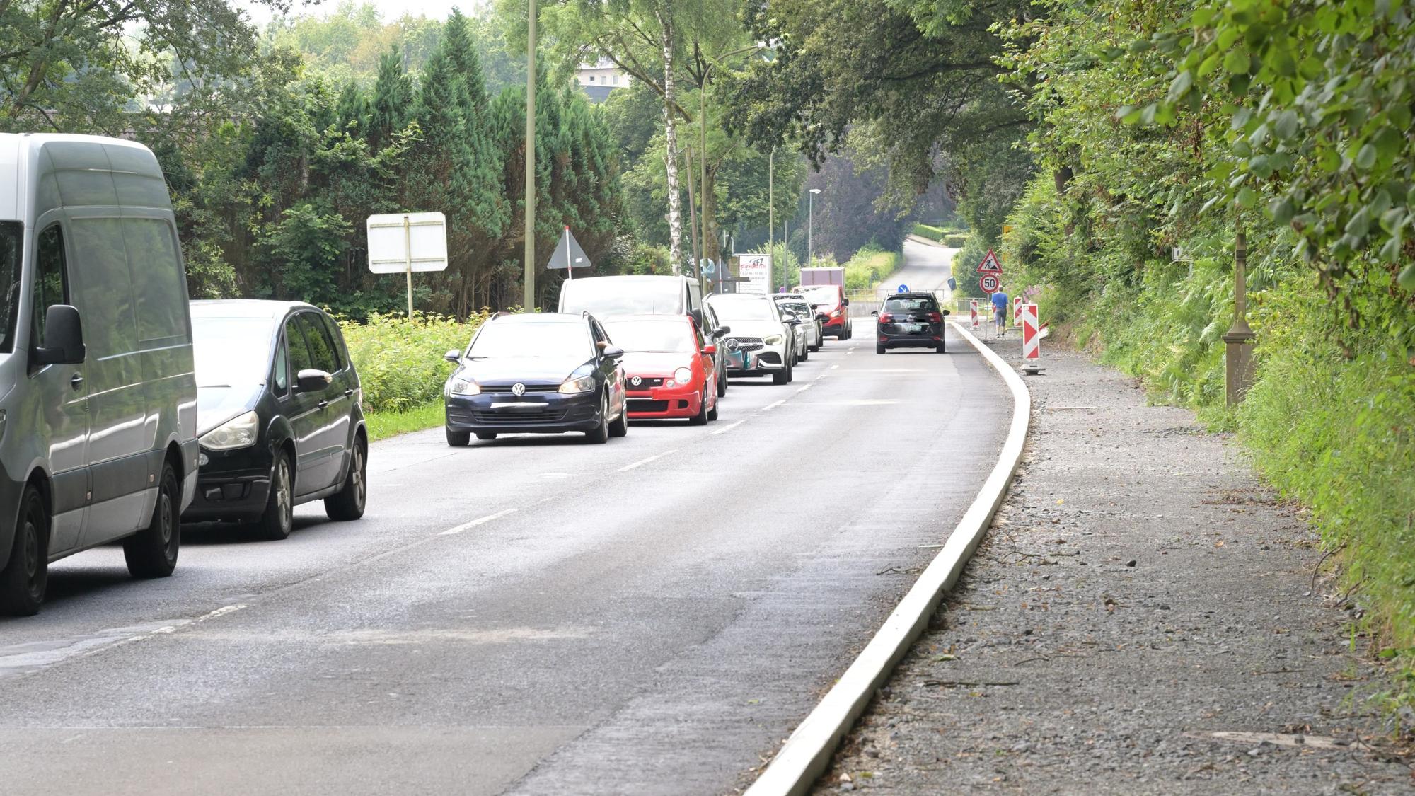 Wegen der Baustelle an der Wipperfürther Straße stehen Autos im Stau.