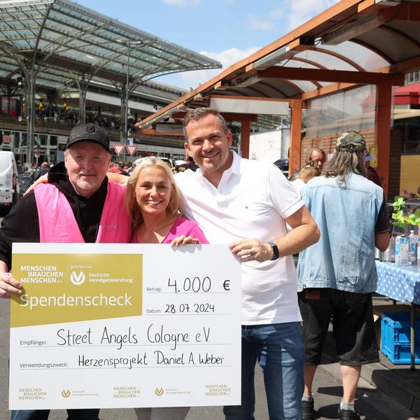 Joey Kelly übergab als Markenbotschafter der DVAG einen Scheck über 4000 Euro die „Street Angels Cologne“
