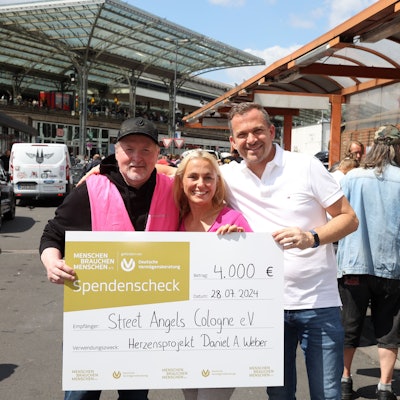 Joey Kelly übergab als Markenbotschafter der DVAG einen Scheck über 4000 Euro die „Street Angels Cologne“