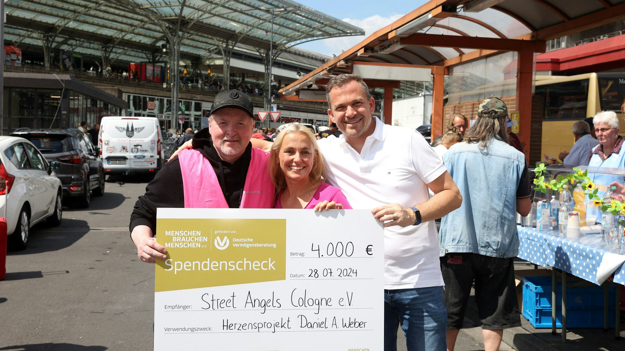 Joey Kelly übergab als Markenbotschafter der DVAG einen Scheck über 4000 Euro die „Street Angels Cologne“
