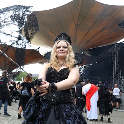 Beim Musikfestival Amphi feiern in Köln Goths und Mitglieder der schwarzen Szene aus ganz Deutschland – hier Nelli aus Stuttgart.