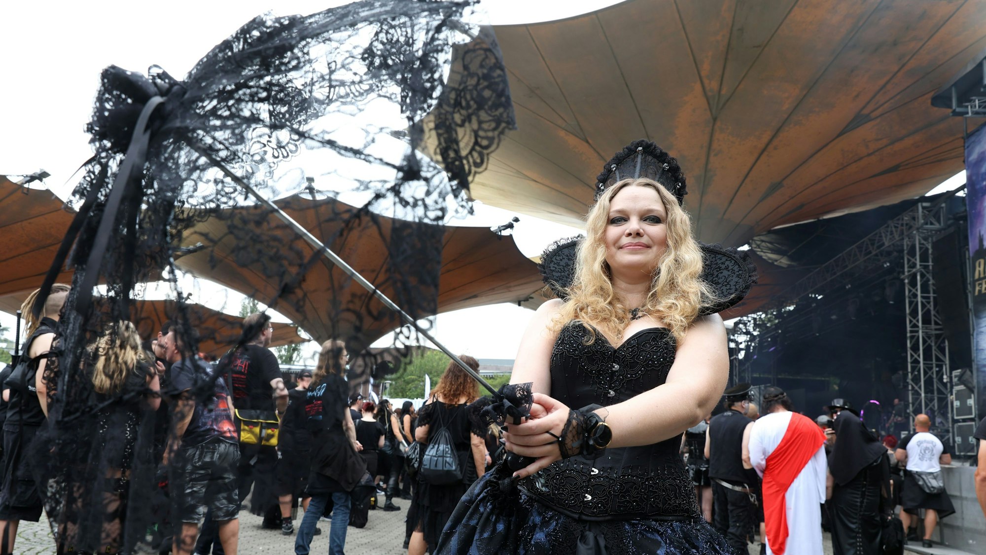 Beim Musikfestival Amphi feiern in Köln Goths und Mitglieder der schwarzen Szene aus ganz Deutschland – hier Nelli aus Stuttgart.