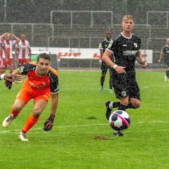 Fortuna Kölns Arnold Budimbu erzielt das 1:0 gegen den SV Rödinghausen.