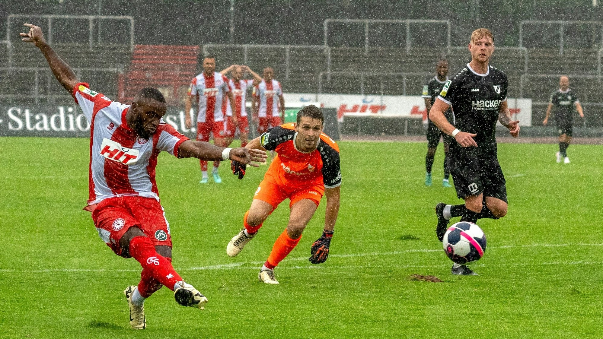 Fortuna Kölns Arnold Budimbu erzielt das 1:0 gegen den SV Rödinghausen im Hinspiel