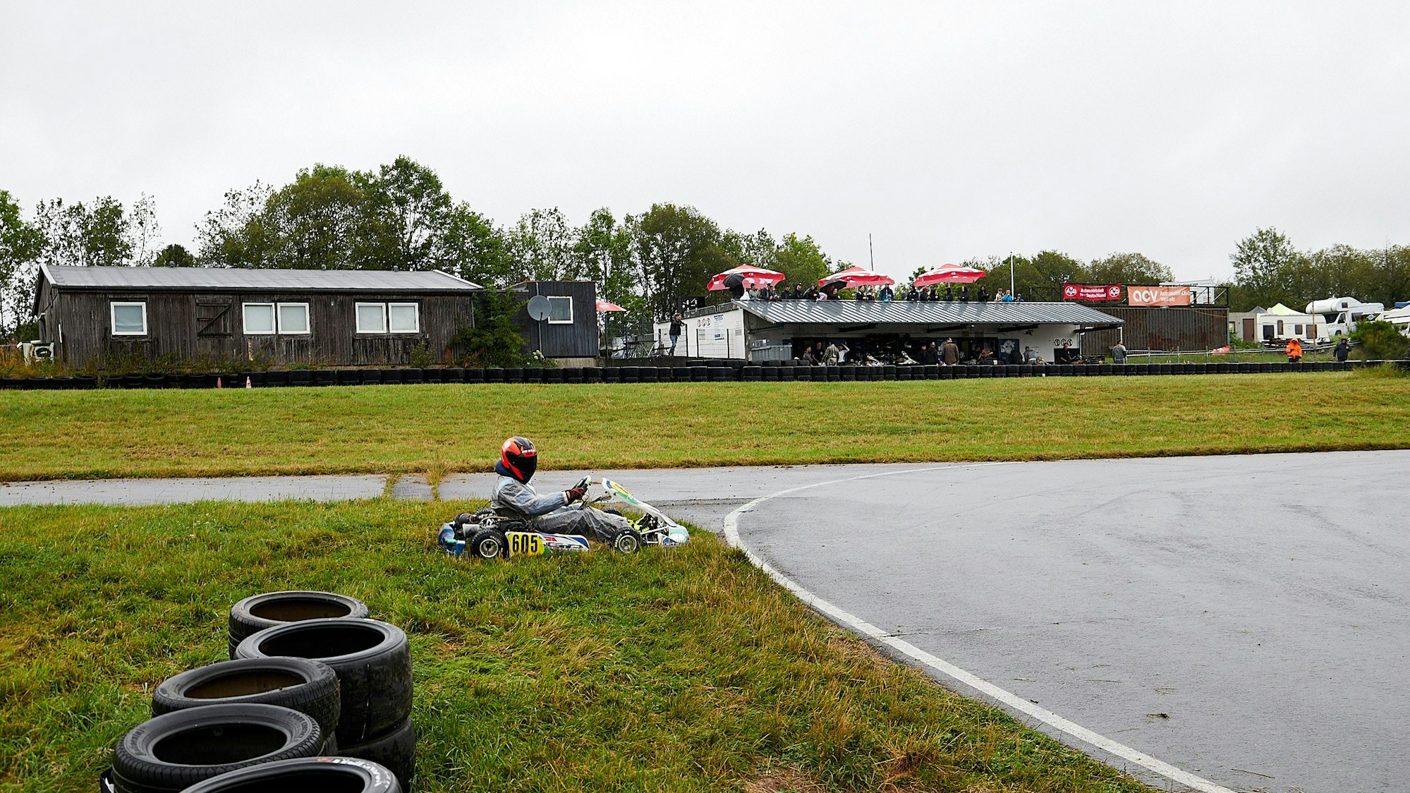 Ein Fahrer ist von der Strecke abgekommen und steht im Rasen.