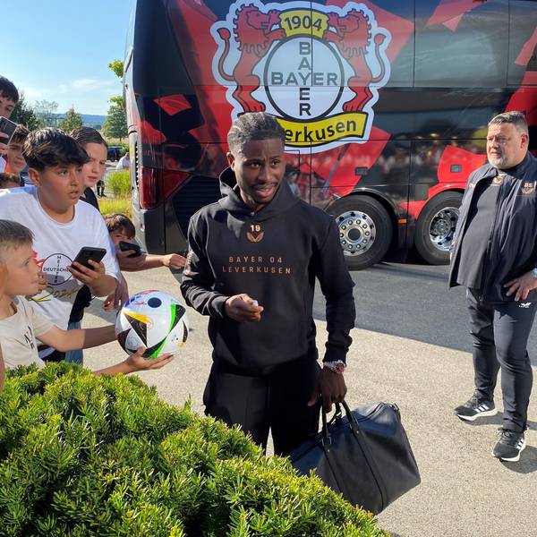 Leverkusens Angreifer Nathan Tella schreibt nach der Ankunft in Donaueschingen Autogramme.
