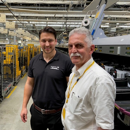 Das Bild zeigt Andreas Crott (r.), der 16 Jahre als Abteilungsleiter des XXL-Briefzentrums Frechen gearbeitet hat und nun in den Ruhestand geht. Daniel Hofmann wird sein Nachfolger.