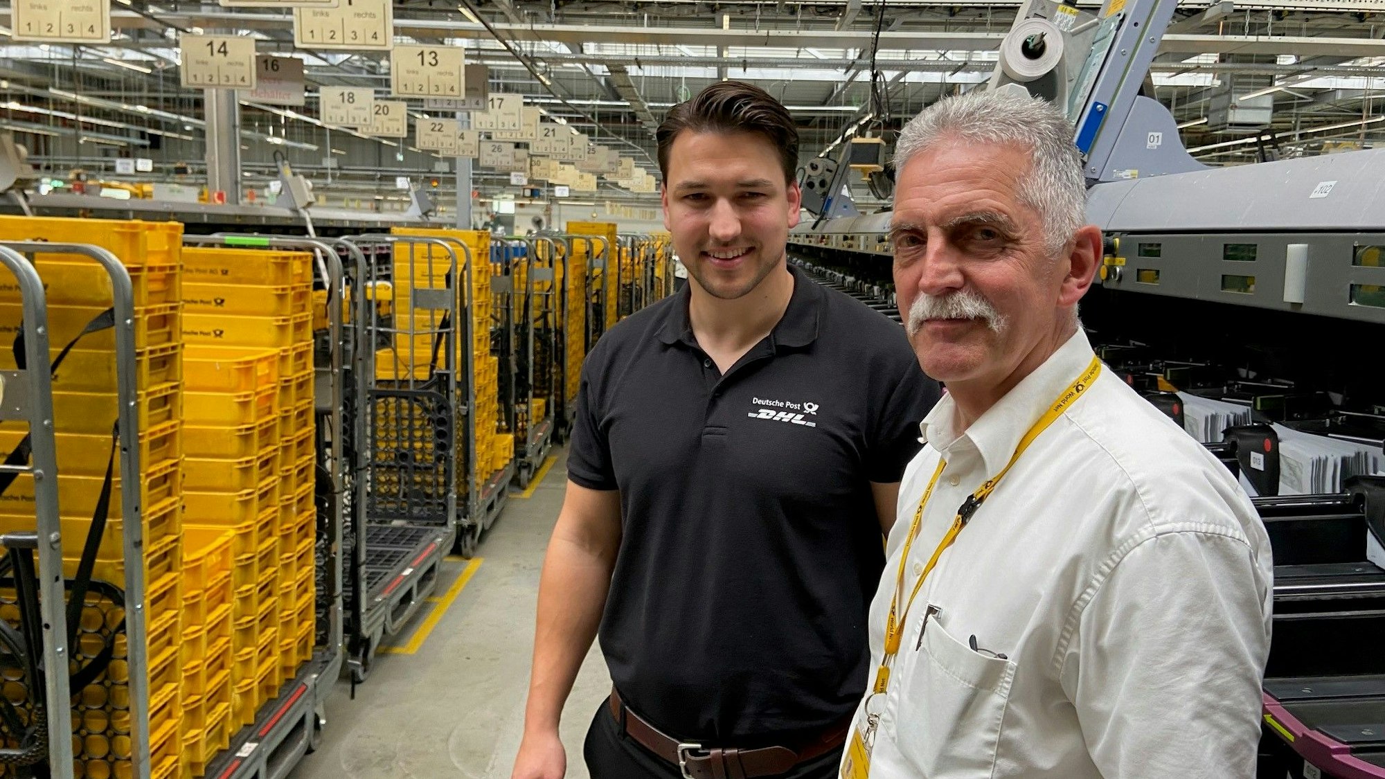Das Bild zeigt Andreas Crott (r.), der 16 Jahre als Abteilungsleiter des XXL-Briefzentrums Frechen gearbeitet hat und nun in den Ruhestand geht. Daniel Hofmann wird sein Nachfolger.