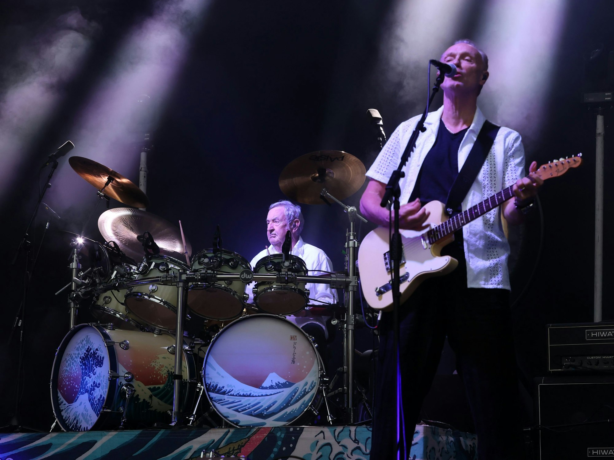 Nick Mason spielt Schlagzeug, Gary Kemp Gitarre.