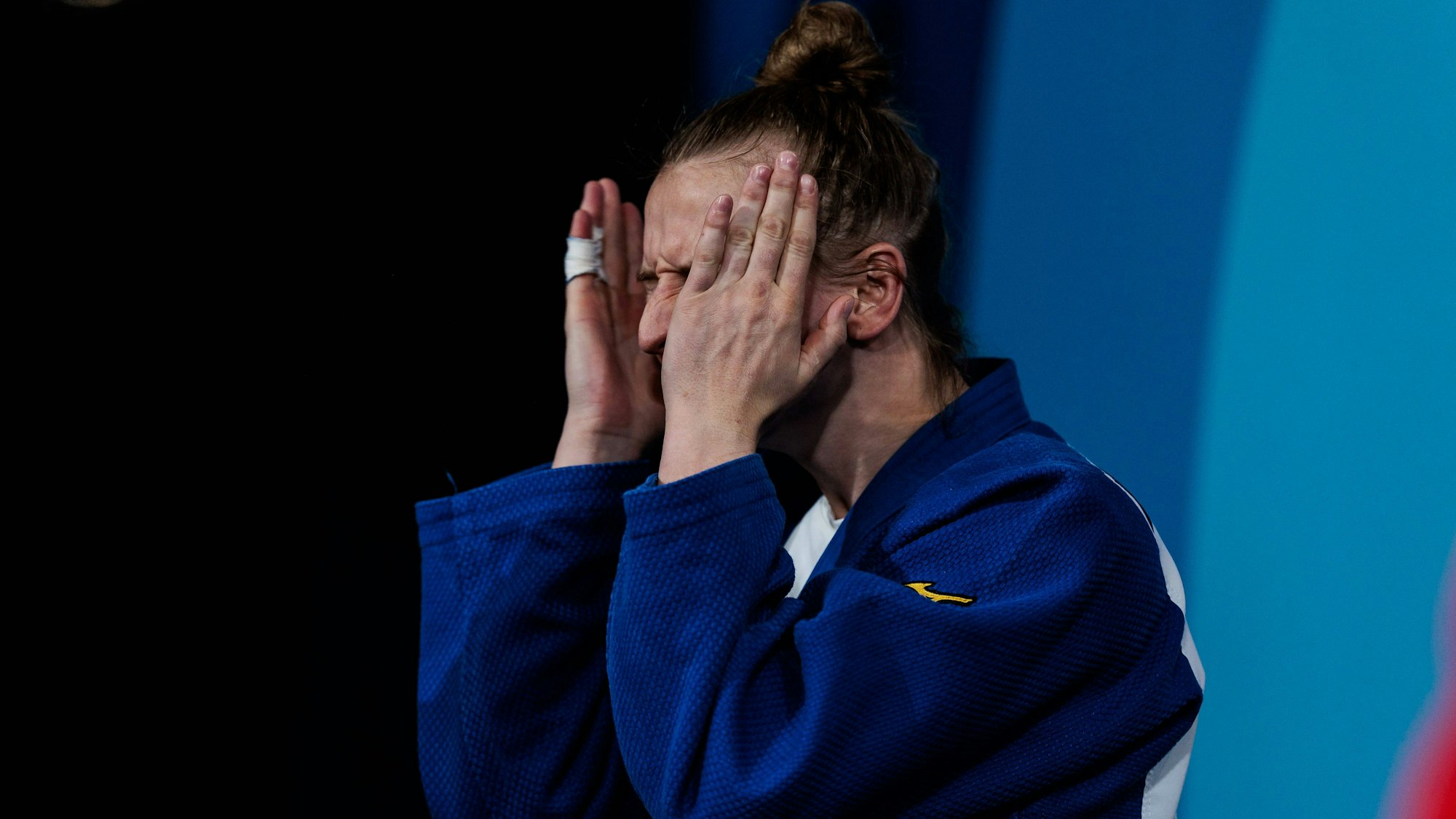 FRA, Paris, Olympischen Spiele Paris 2024, 29.07.2024, Judo Damen -57kg, Champ de Mars Arena Pauline Starke Deutschland, blau schlägt sich vor dem Kampf ins Gesicht Copyright: HMBxMedia/SteffiexWunderl