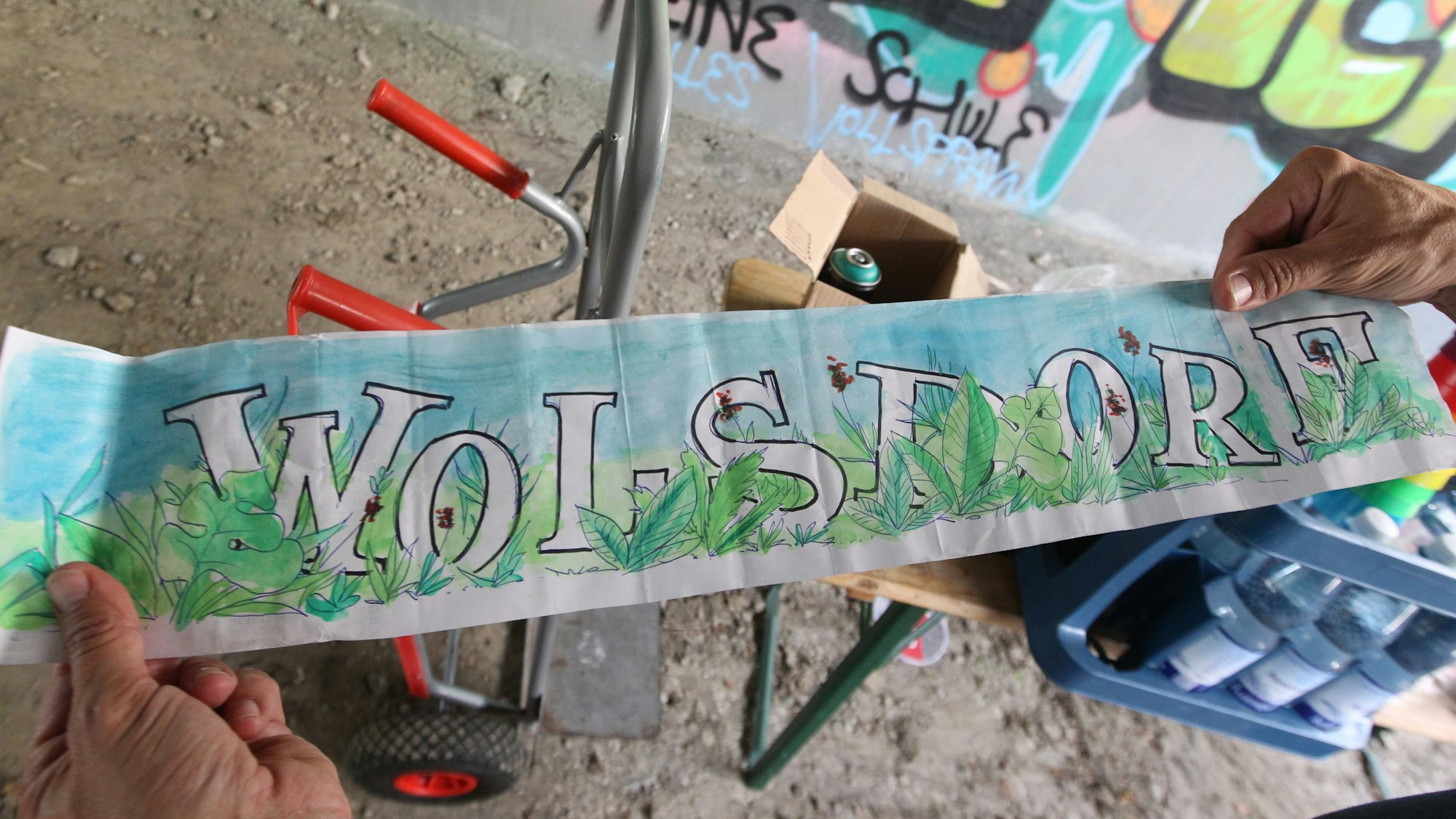 „Wolsdorf“ kommt auf die eine Seite und „125 Jahre“ auf die andere Seite.