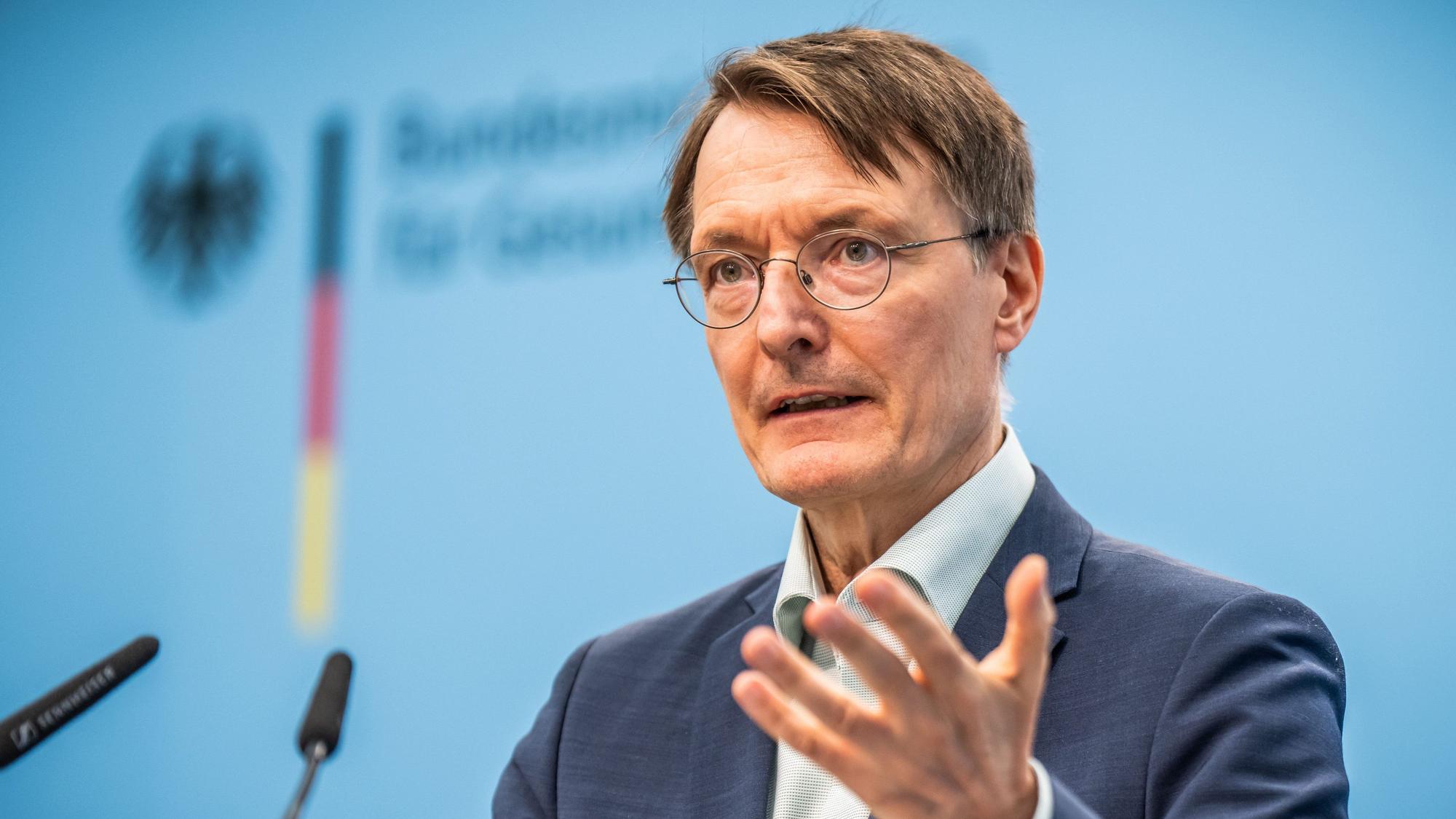 Bundesgesundheitsminister Karl Lauterbach (SPD) hat sich im sozialen Netzwerk X kritisch zu Tech-Milliardär Elon Musk geäußert. (Archivbild)