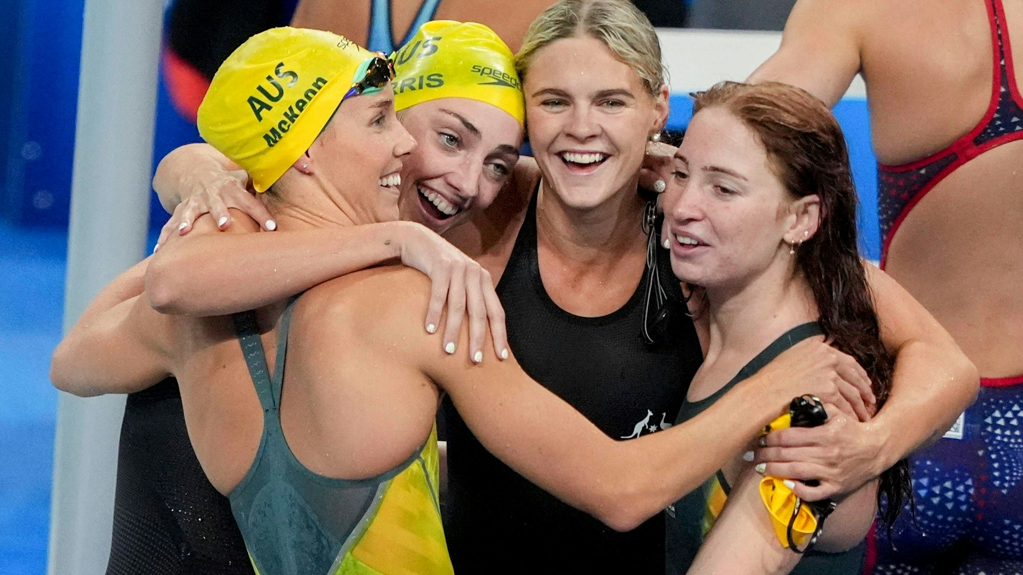 Mollie OCallaghan, Shayna Jack, Emma McKeon und Meg Harris gewinnen bei Olympia Gold im Freistil über 4x100-Meter für Australien.