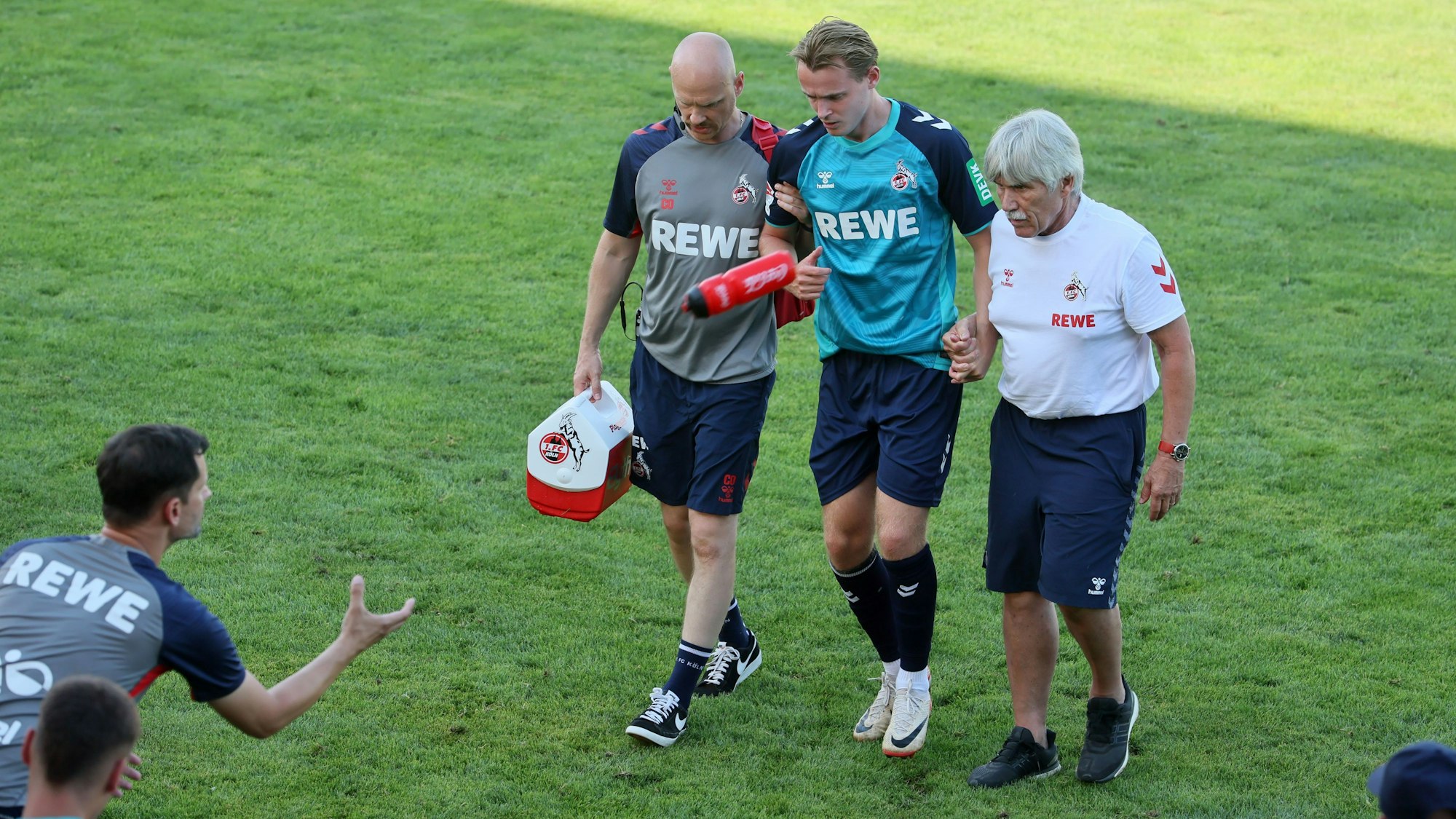 Jacob Christensen wird vom FC-Trainerstab vom Platz begleitet.