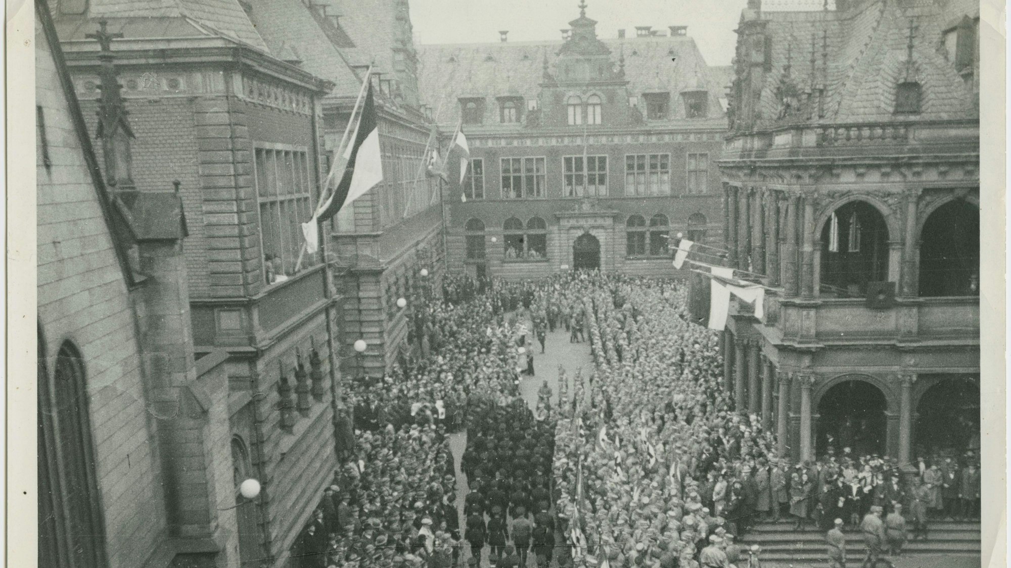 Nazi besetzen das Kölner Rathaus am 13. Mär 1933.