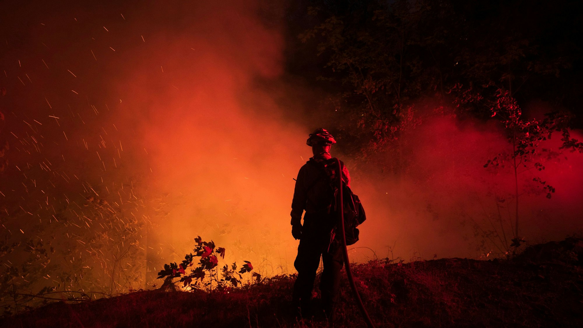Ein Feuerwehrmann der Stadt Monterey überwacht die Ausbreitung des Park Fire in der Nähe von Butte Meadows.