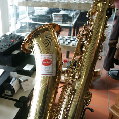 In einem Raum liegen gepfändete Gegenstände, darunter ein Saxophon