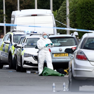 Die Spurensicherung sichert Spuren am Tatort.