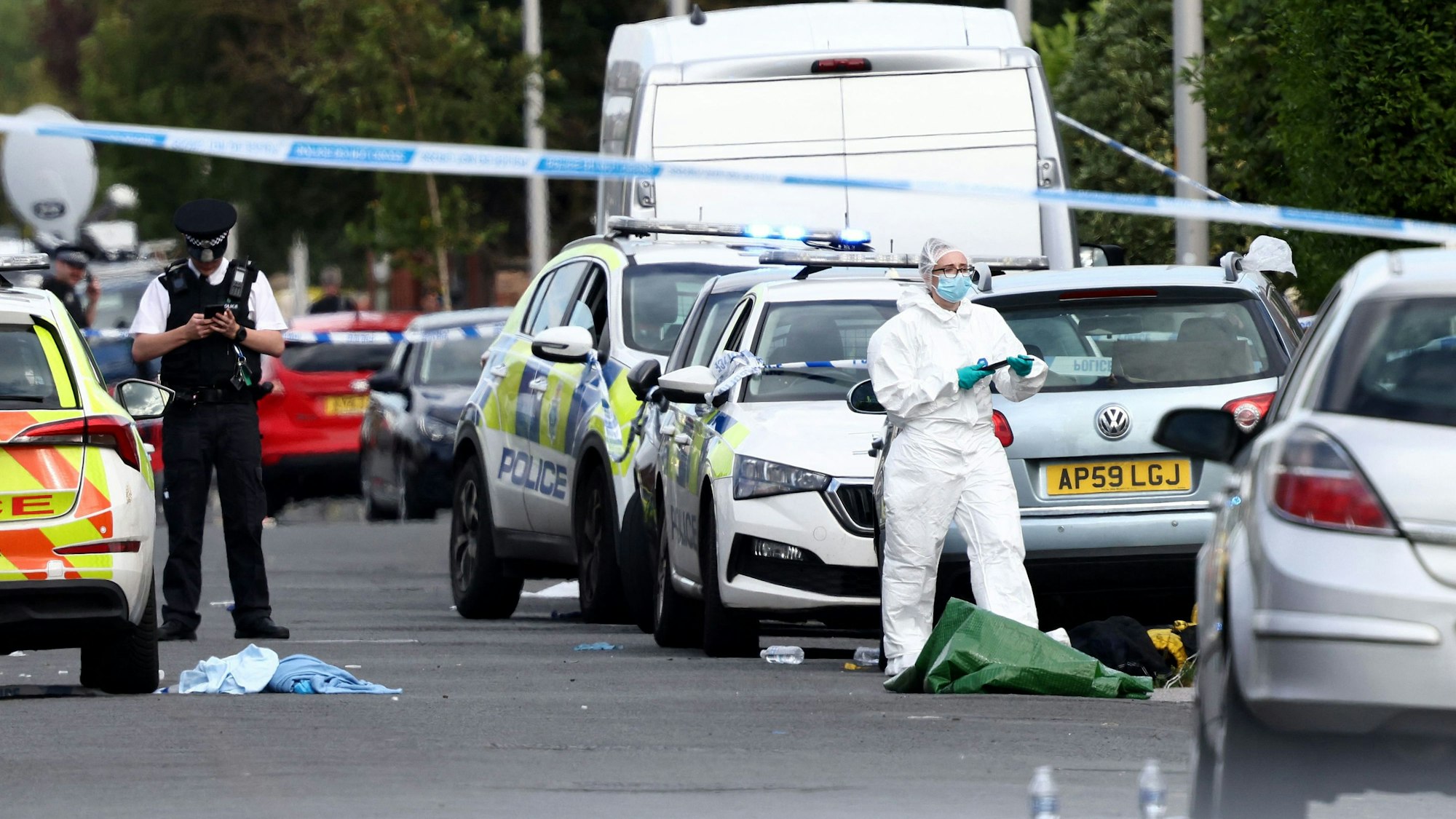 Die Spurensicherung sichert Spuren am Tatort.