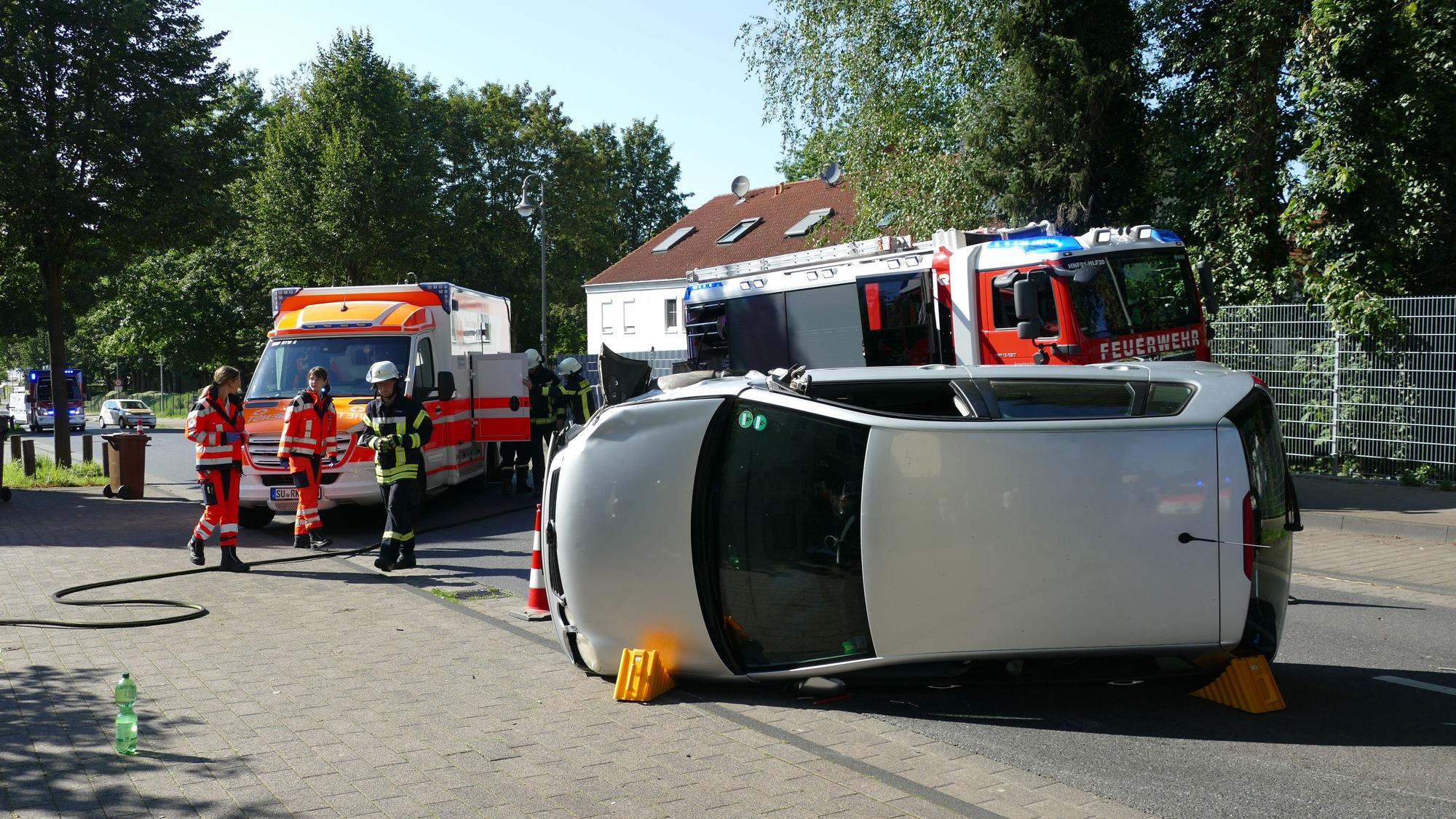 Ein Auto liegt nach einem Unfall auf der Seite.