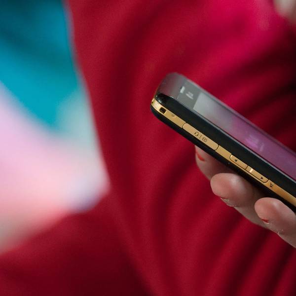 Ein Mädchen hält ein Handy in der Hand