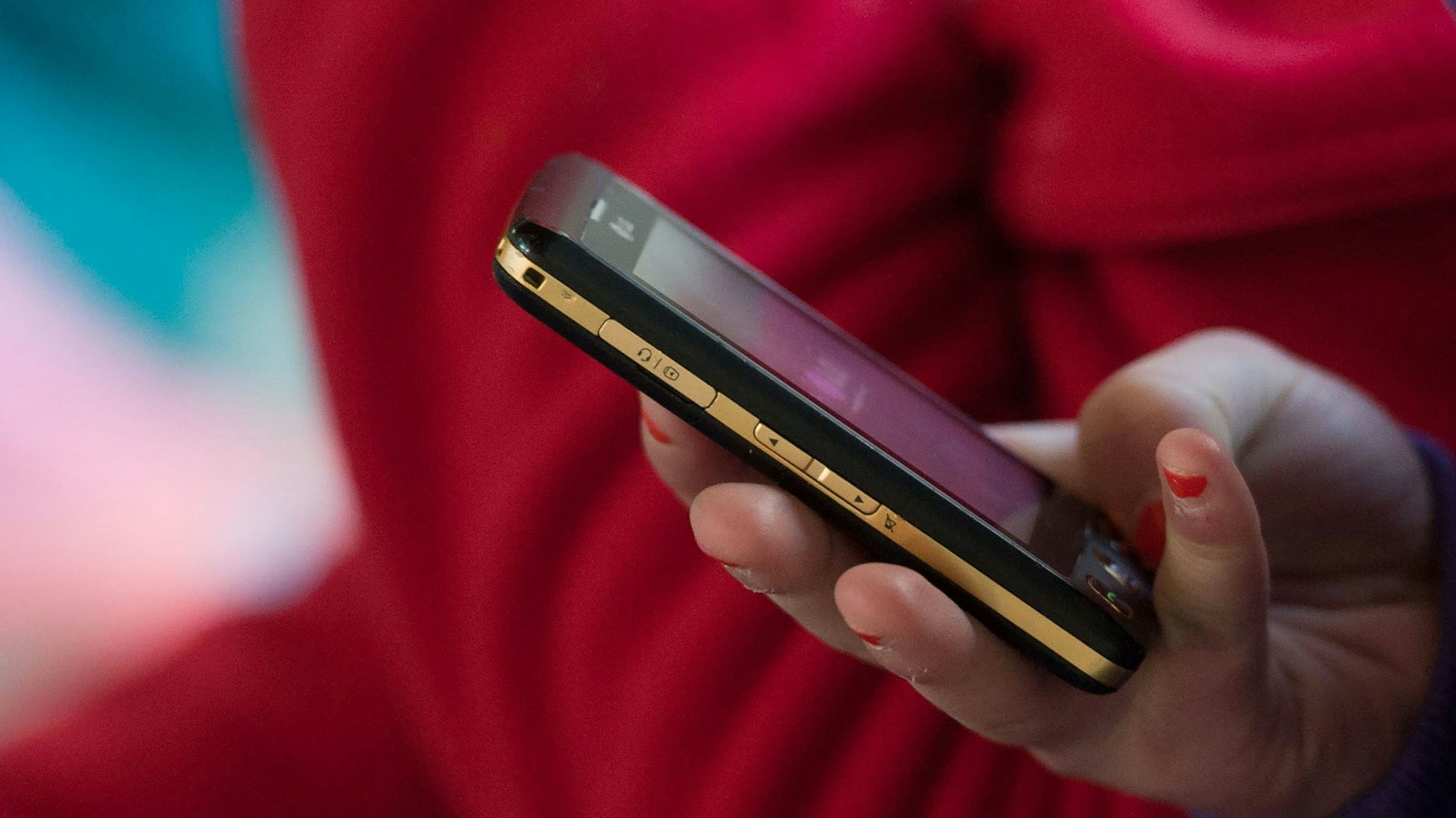 Ein Mädchen hält ein Handy in der Hand