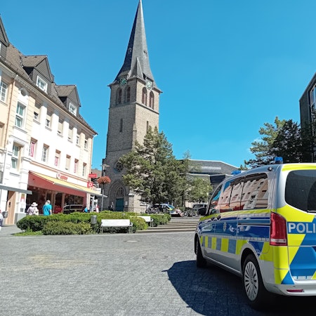 Das Foto zeigt einen Polizeiwagen auf dem Lindenplatz in Gummersbach.