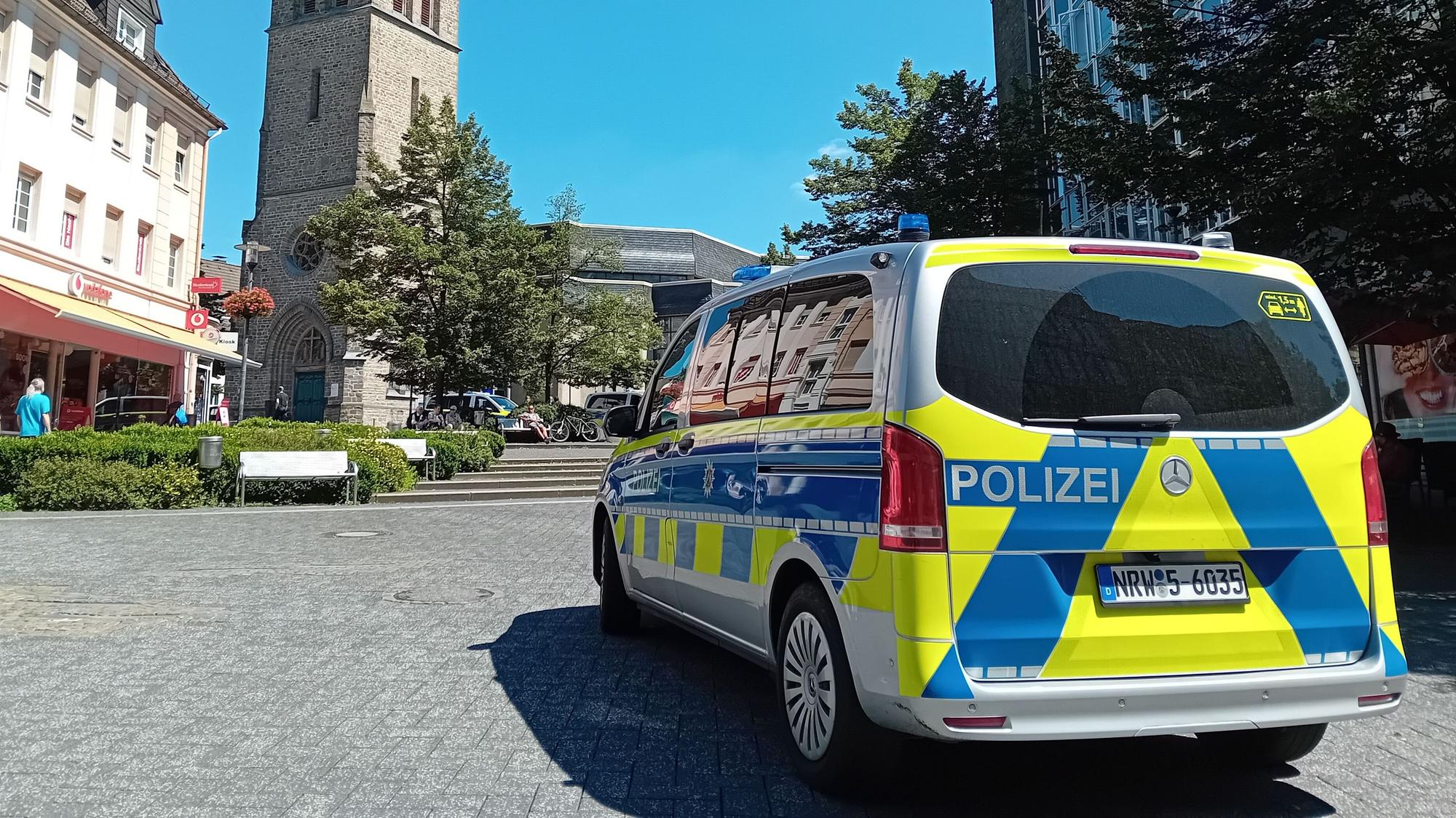 Das Foto zeigt einen Polizeiwagen auf dem Lindenplatz in Gummersbach.