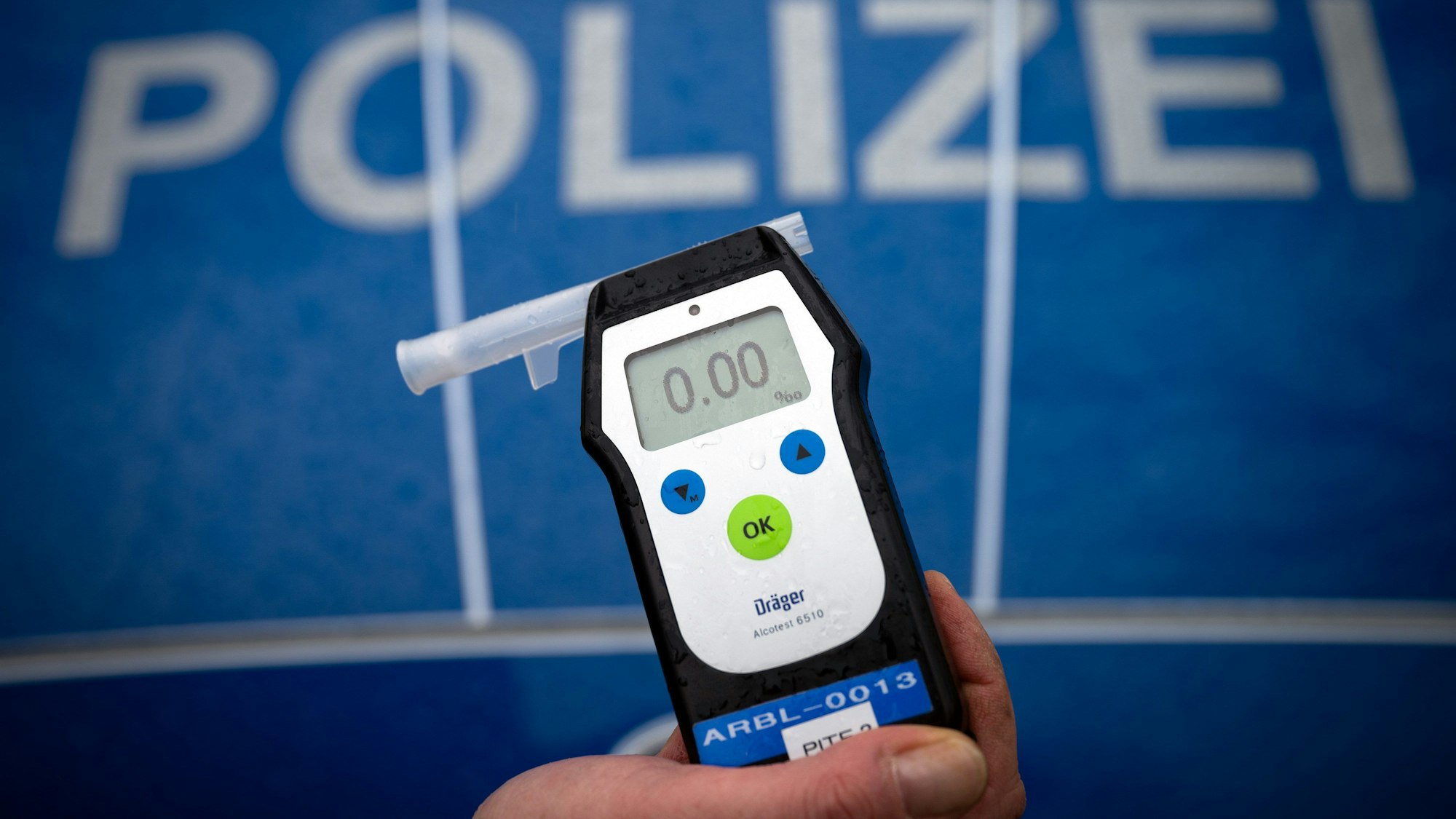 Das Foto zeigt ein digitales Messgerät, womit der Alkoholgehalt in der Atemluft gemessen wird.