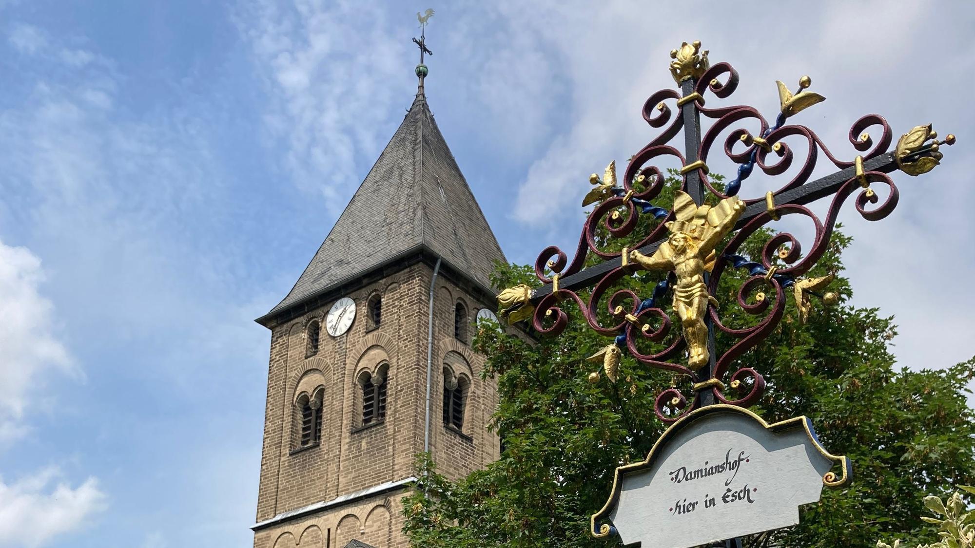 Der Turm der Kirche St. Martinus in Esch