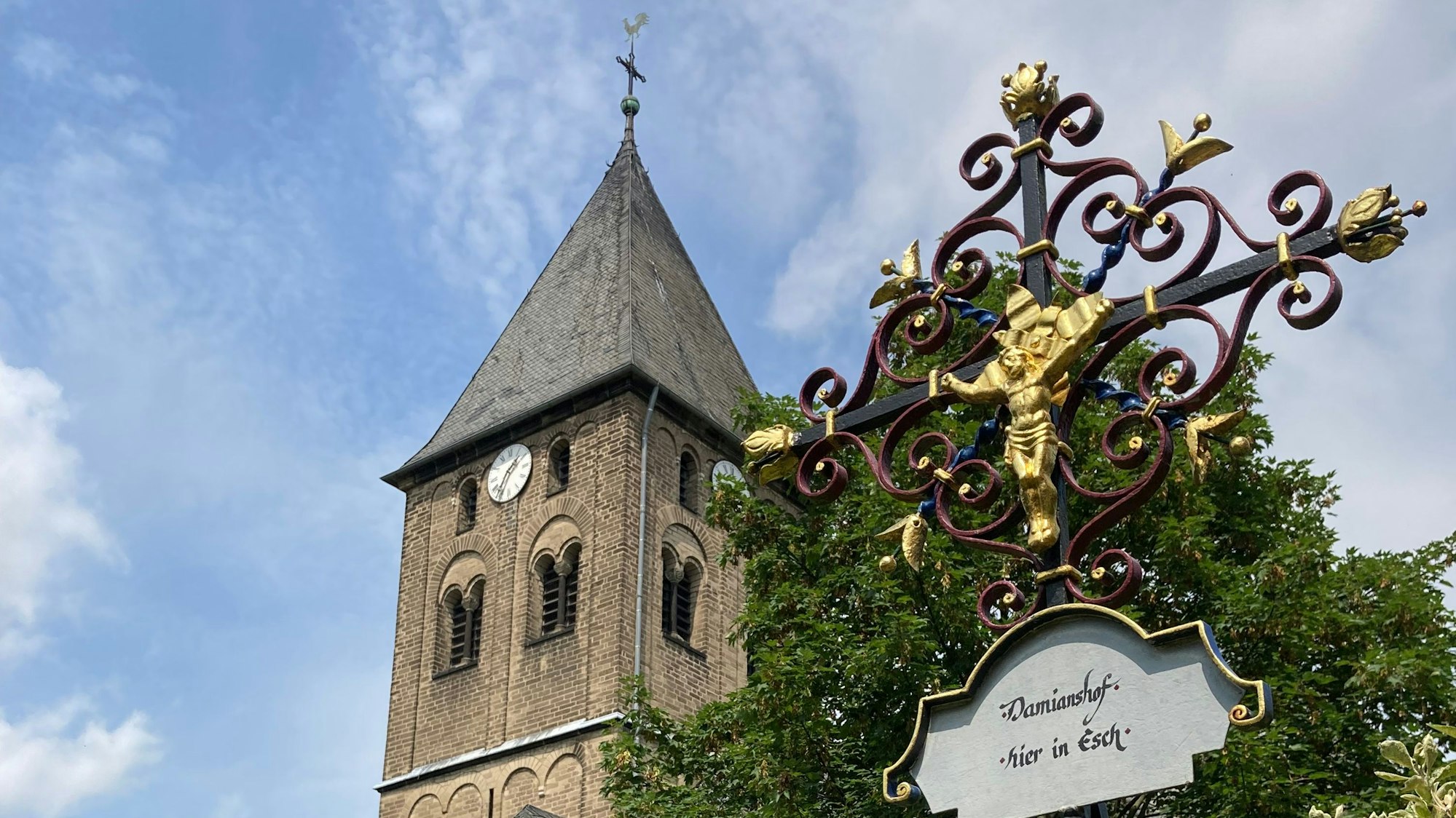 Der Turm der Kirche St. Martinus in Esch