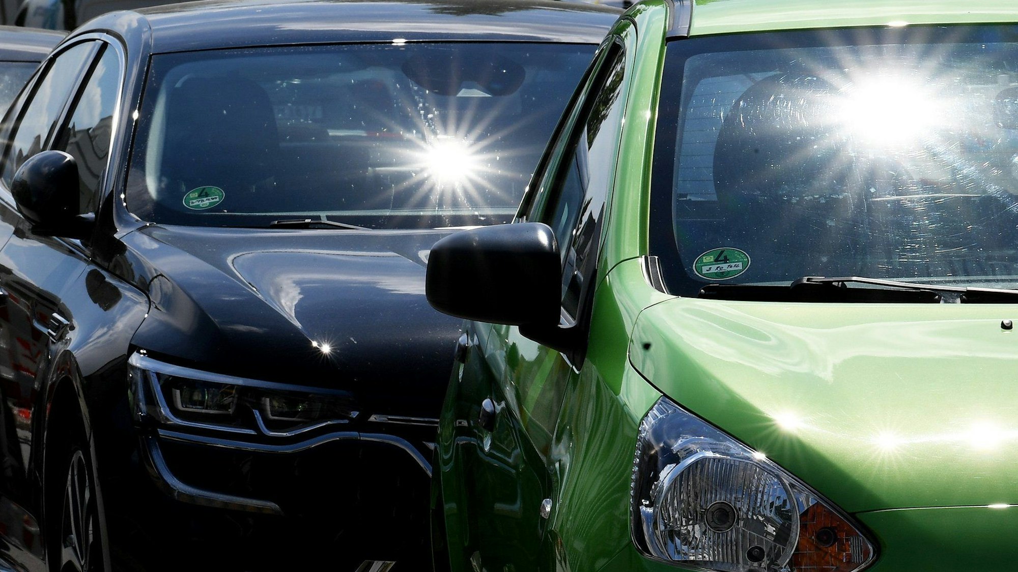 Dieses Symbolfoto zeigt parkende Autos.