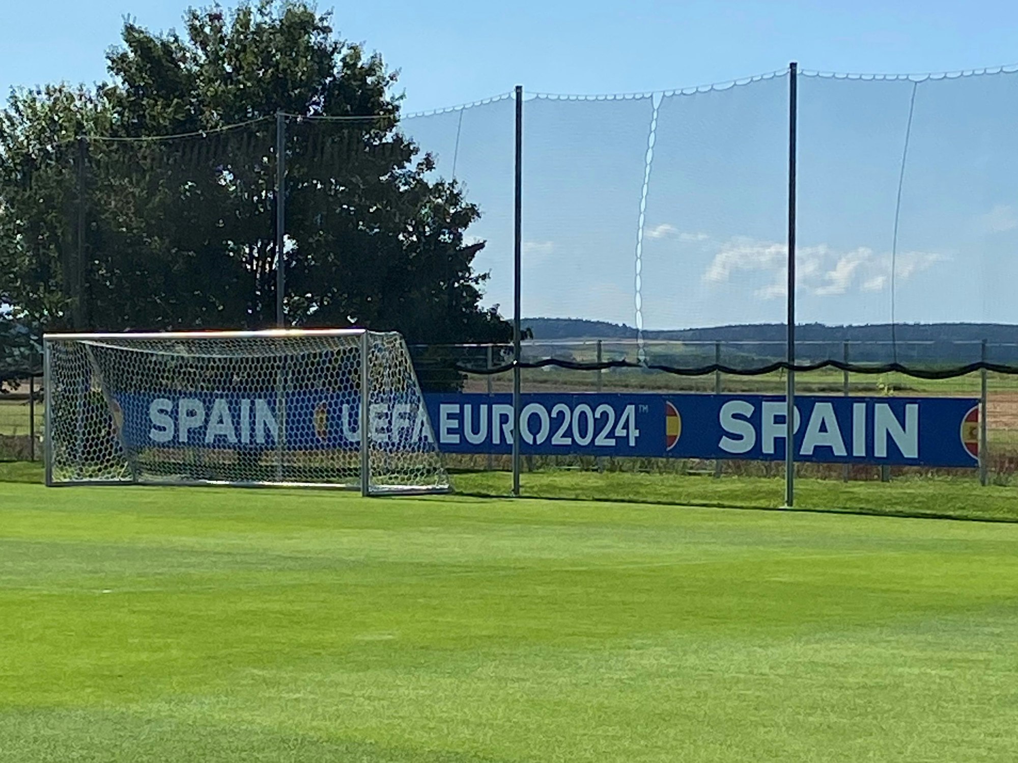 Das Spanien-Schild von der Europameisterschaft hängt noch im Trainingslager von Bayer 04 Leverkusen in Donaueschingen.