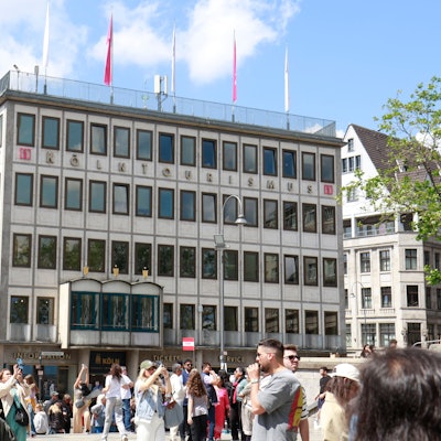 Zu sehen ist das Gebäude von Köln-Tourismus in der Altstadt. Davor stehen viele Menschen.