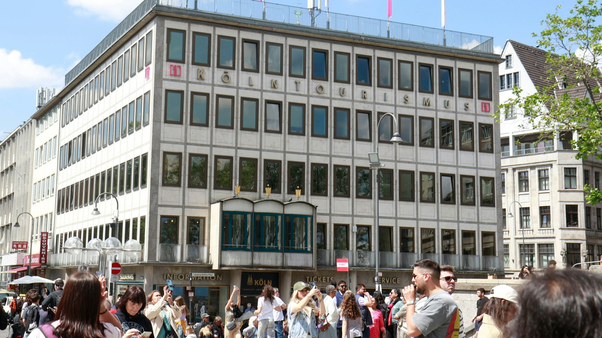 Zu sehen ist das Gebäude von Köln-Tourismus in der Altstadt. Davor stehen viele Menschen.