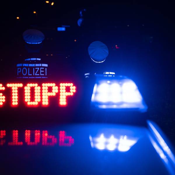 Das Wort «Stopp» ist auf dem Dach eines Polizeiwagens zu lesen.