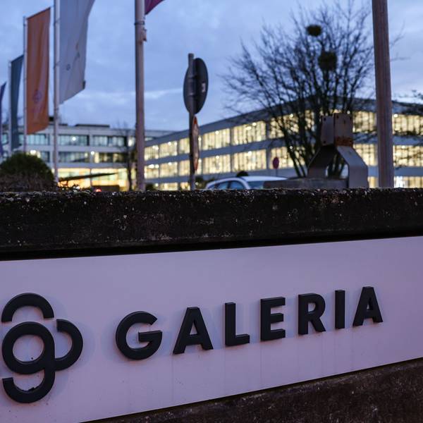 ARCHIV - 27.03.2023, Nordrhein-Westfalen, Essen: Das Logo des Warenhauskonzerns Galeria Karstadt Kaufhof ist vor der Zentrale beleuchtet. Die geplanten Filialschließungen beim Warenhauskonzern Galeria Karstadt Kaufhof beschäftigen am 30. März 2023 auch den nordrhein-westfälischen Landtag. (zu dpa: «Landtag debattiert über Schließungen bei Galeria Karstadt Kaufhof») Foto: Oliver Berg/dpa +++ dpa-Bildfunk +++