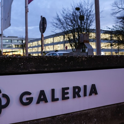 ARCHIV - 27.03.2023, Nordrhein-Westfalen, Essen: Das Logo des Warenhauskonzerns Galeria Karstadt Kaufhof ist vor der Zentrale beleuchtet. Die geplanten Filialschließungen beim Warenhauskonzern Galeria Karstadt Kaufhof beschäftigen am 30. März 2023 auch den nordrhein-westfälischen Landtag. (zu dpa: «Landtag debattiert über Schließungen bei Galeria Karstadt Kaufhof») Foto: Oliver Berg/dpa +++ dpa-Bildfunk +++