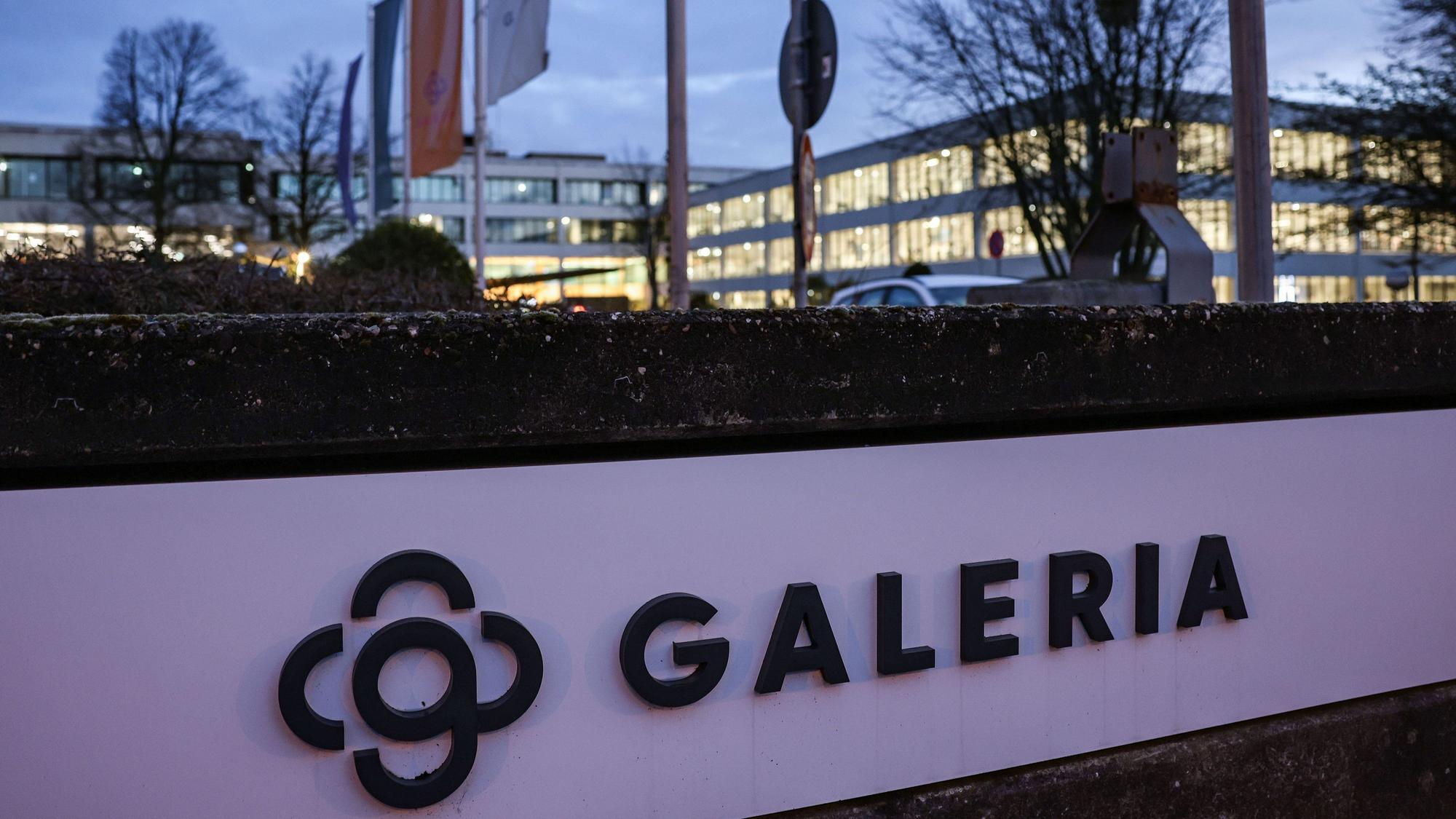 ARCHIV - 27.03.2023, Nordrhein-Westfalen, Essen: Das Logo des Warenhauskonzerns Galeria Karstadt Kaufhof ist vor der Zentrale beleuchtet. Die geplanten Filialschließungen beim Warenhauskonzern Galeria Karstadt Kaufhof beschäftigen am 30. März 2023 auch den nordrhein-westfälischen Landtag. (zu dpa: «Landtag debattiert über Schließungen bei Galeria Karstadt Kaufhof») Foto: Oliver Berg/dpa +++ dpa-Bildfunk +++