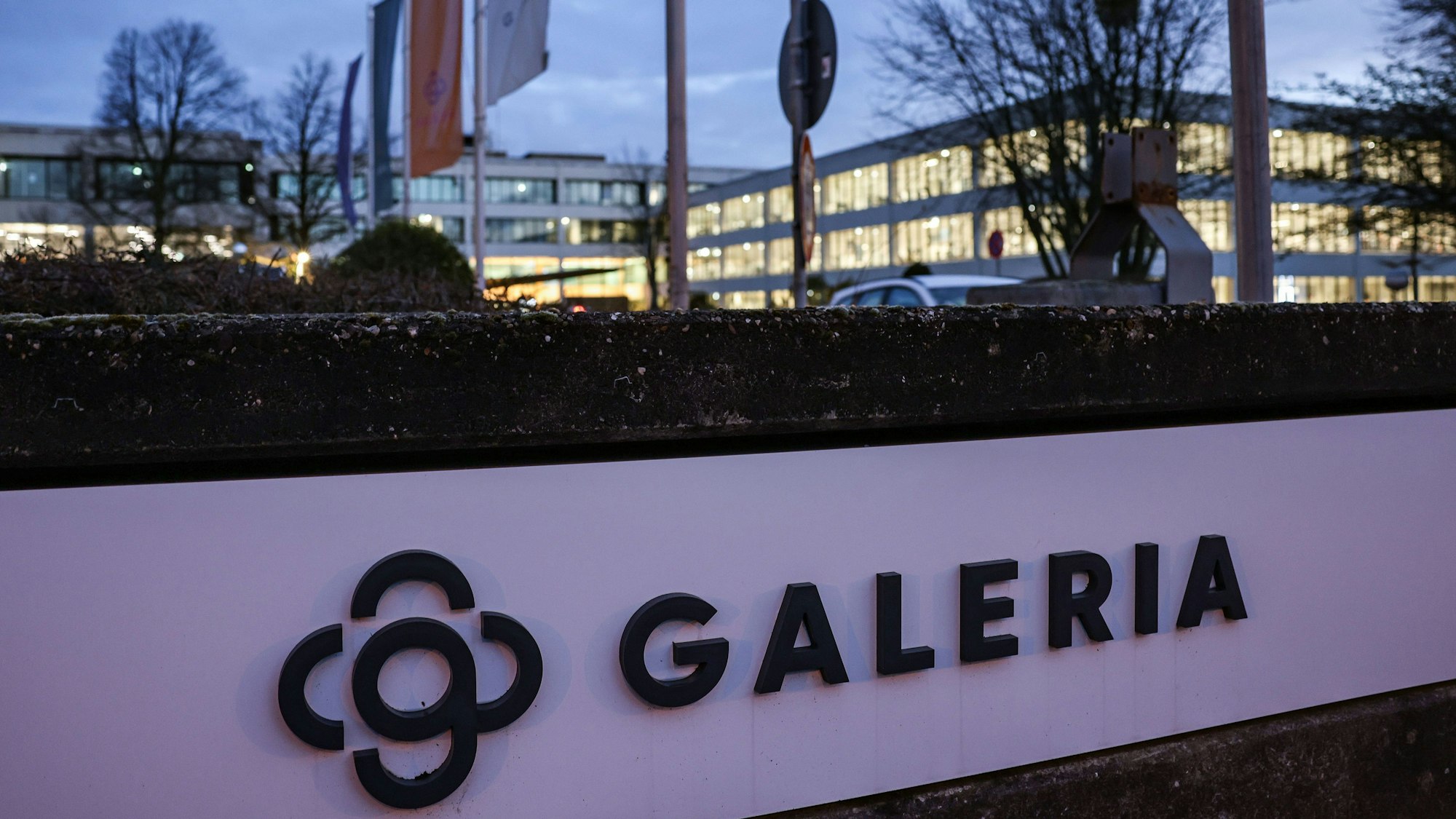 ARCHIV - 27.03.2023, Nordrhein-Westfalen, Essen: Das Logo des Warenhauskonzerns Galeria Karstadt Kaufhof ist vor der Zentrale beleuchtet. Die geplanten Filialschließungen beim Warenhauskonzern Galeria Karstadt Kaufhof beschäftigen am 30. März 2023 auch den nordrhein-westfälischen Landtag. (zu dpa: «Landtag debattiert über Schließungen bei Galeria Karstadt Kaufhof») Foto: Oliver Berg/dpa +++ dpa-Bildfunk +++