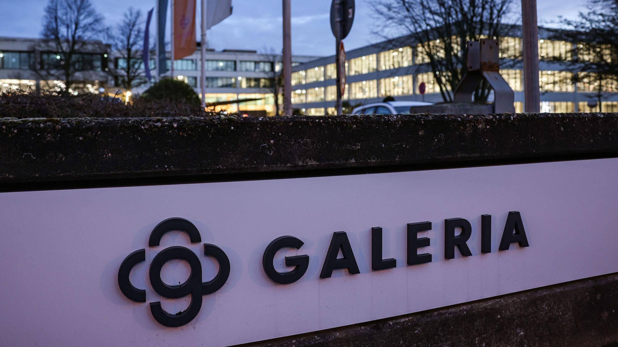 Das Logo des Warenhauskonzerns Galeria Karstadt Kaufhof ist vor der Zentrale beleuchtet.
