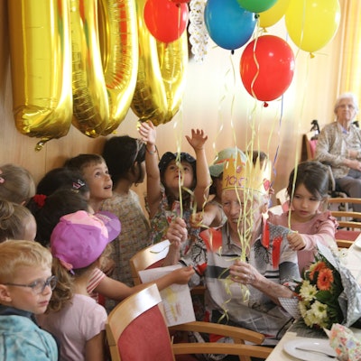 Therese Hörholz hat am 28. Juli im Cruanum Altenheim in Troisdorf Sieglar ihrer 100. Geburtstag gefeiert. Die Kinder des Kindergartens Familienzentrum Rathausstraße kamen mit Luftballons und einer selbstgebastelten Krone zum Gratulieren.