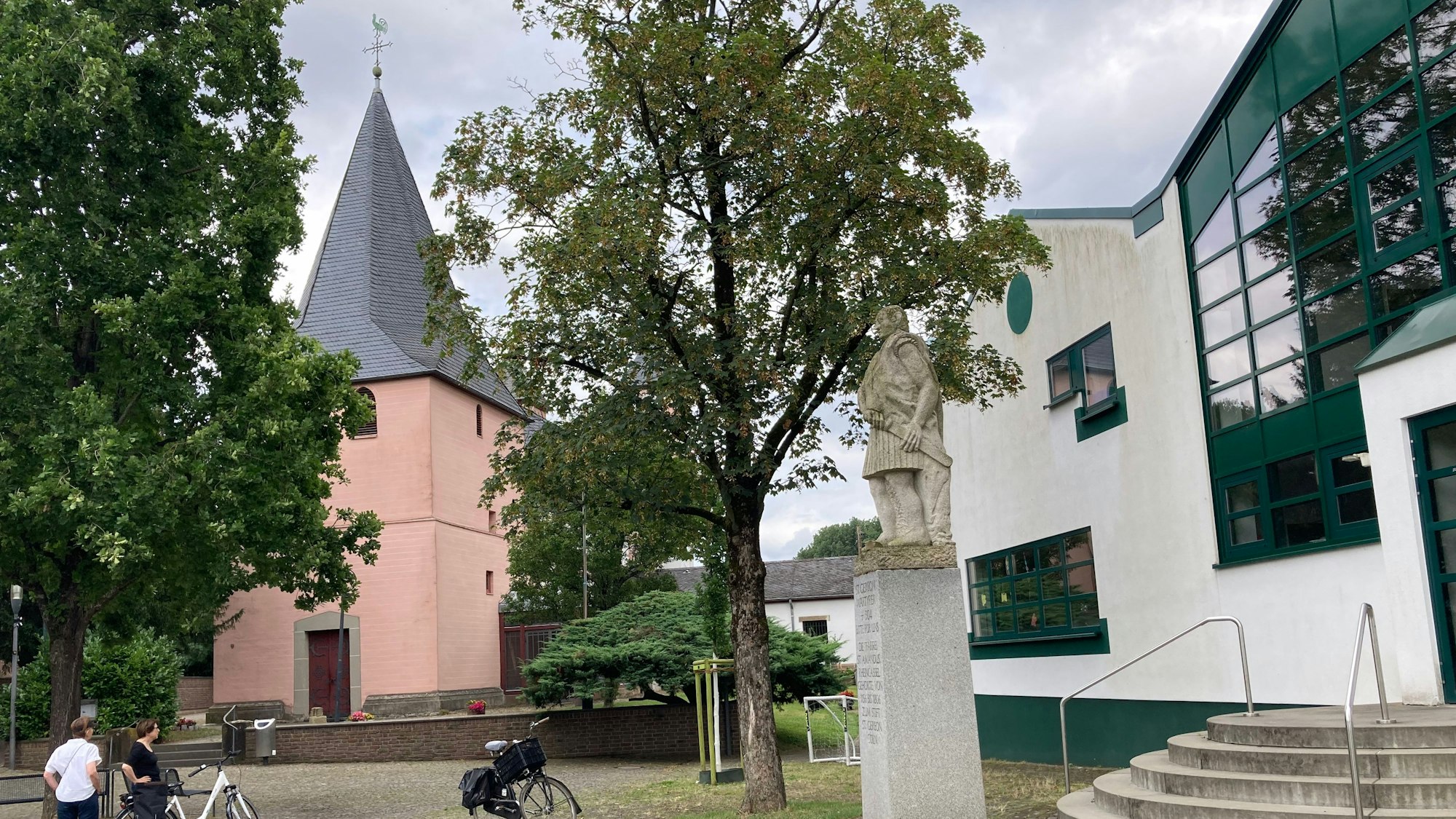 Platz vor der Kirche St. Amandus in Rheinkassel