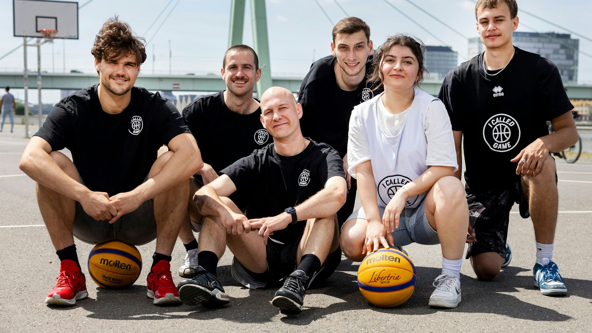 Die Spieler und Spielerinnen an der Deutzer Werft.