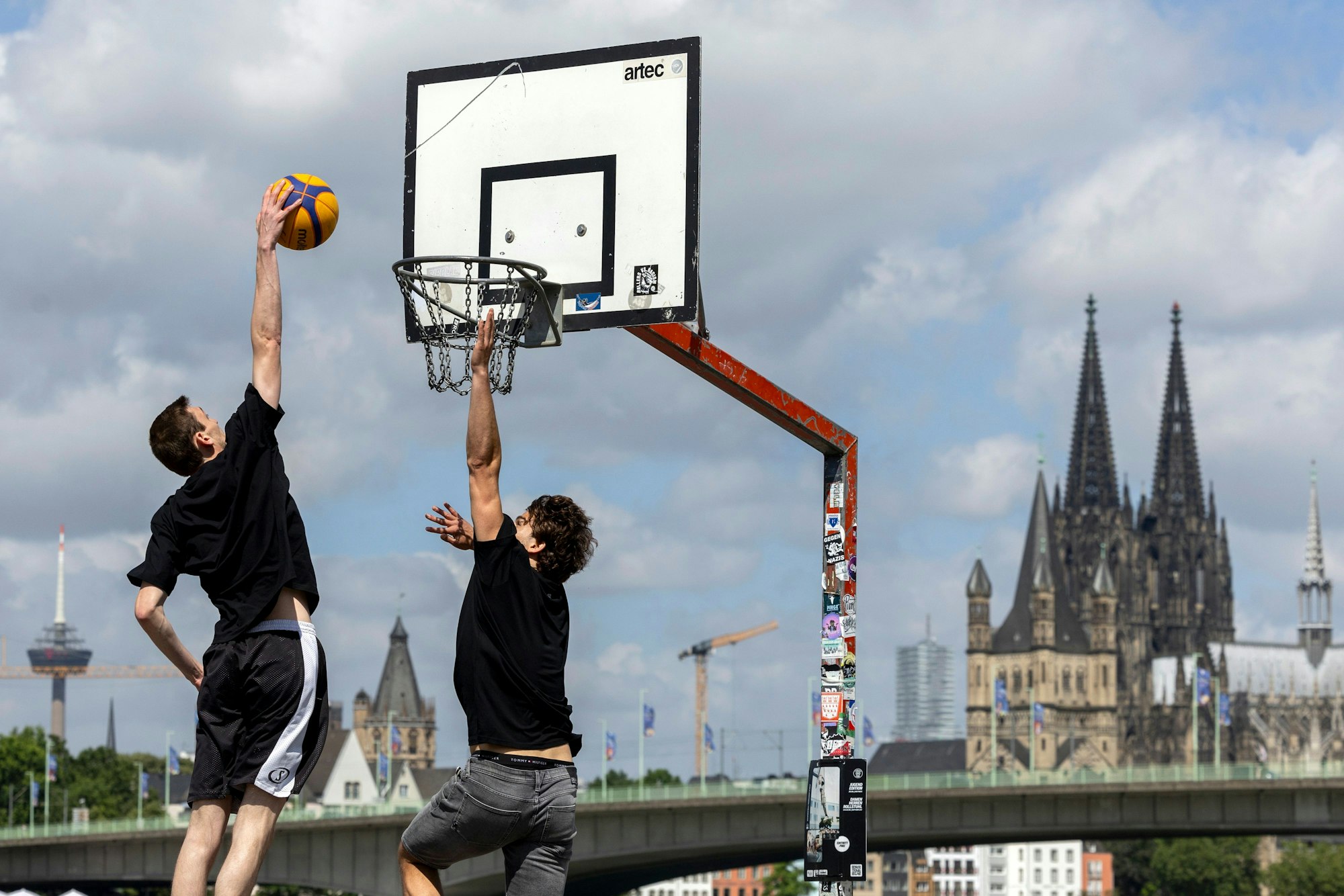 Basketball vor Dom-Kulisse (Archiv). Am Samstag startet am Mediapark in Köln die 31. Ausgabe der NRW 3x3 Tour.
