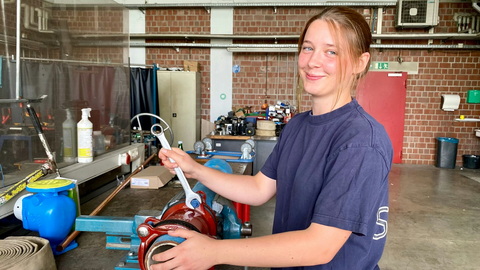 Die 22-Jährige an einer Maschine.