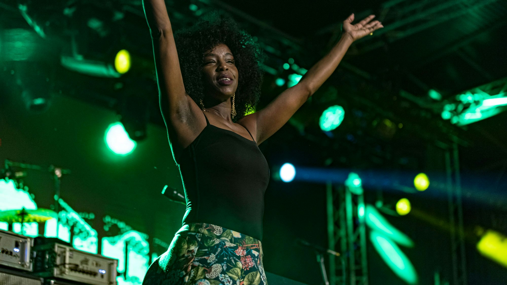 Ms. Lauryn Hill eine US-amerikanische Sängerin, Rapperin, Songwriterin und Schauspielerin auf einer Bühne.